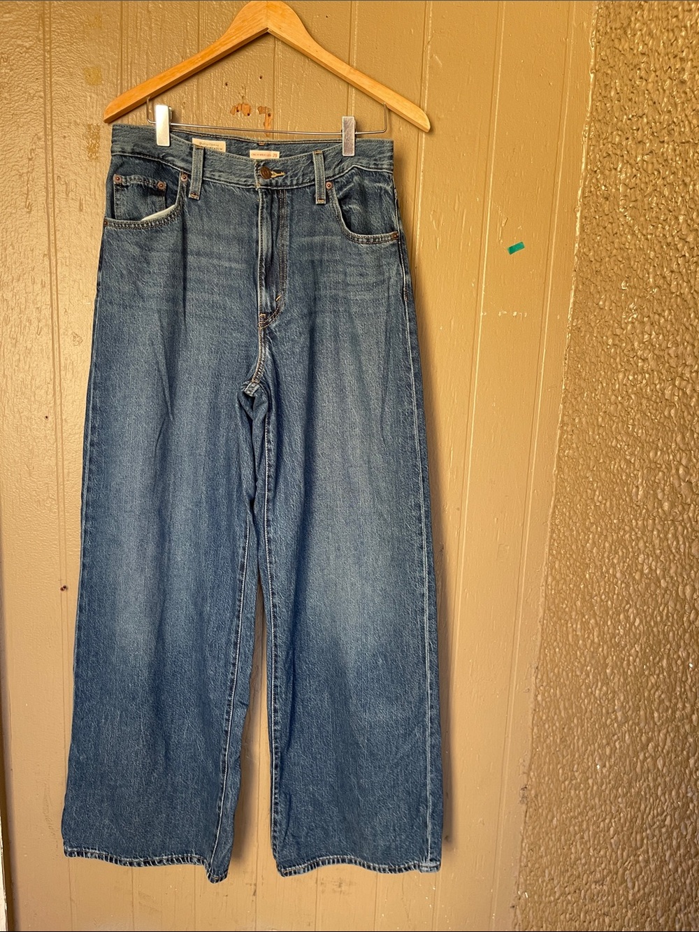 Levi’s Cinch Wide-Leg Women's Jeans in Medium Blue Wash size 29